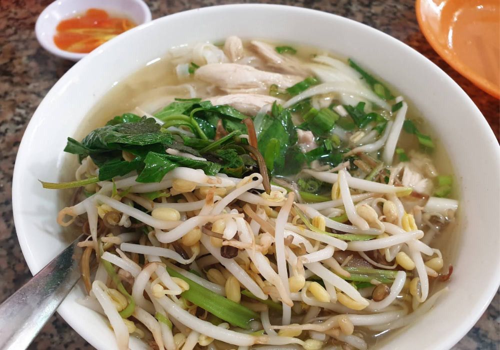 Thưởng thức tô phở gà đầy đặn thịt, rau và giá giòn rụm tại quán phở Sơn Nga