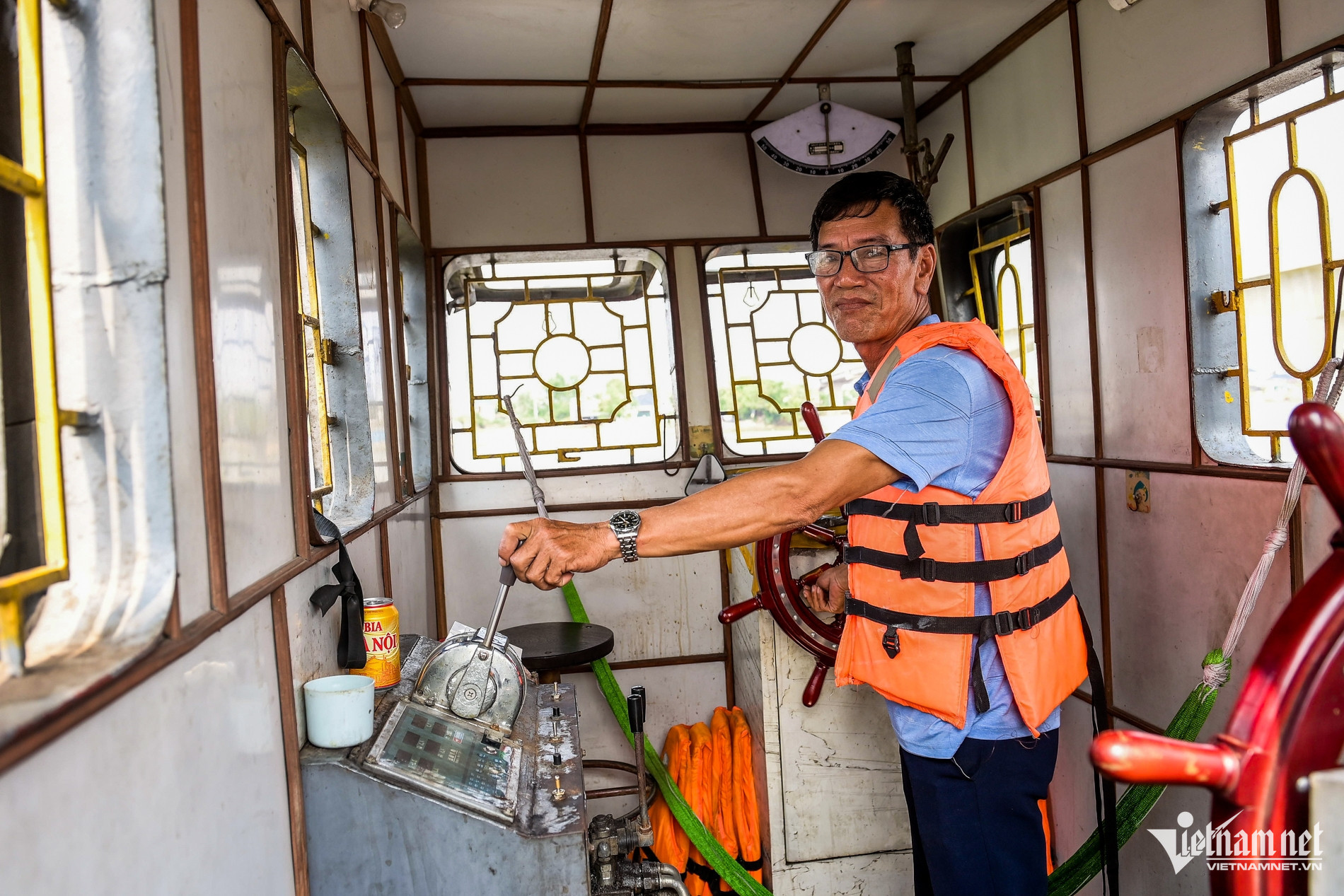 Thuyền trưởng Trần Văn Đại tận tâm với công việc lái phà Đống Cao qua bao mùa nước