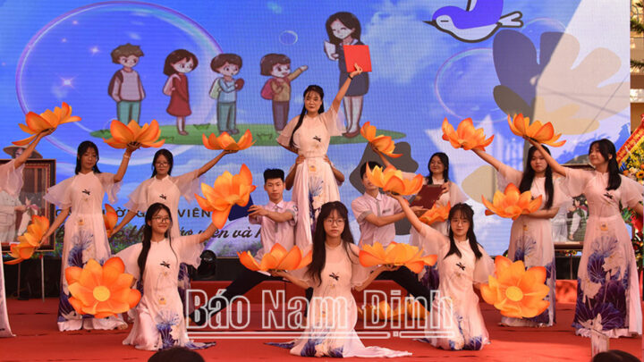 Tiết mục văn nghệ học sinh trường THCS Tống Văn Trân 8Day - trang web uy tín đăng ký & đăng nhập dễ dàng