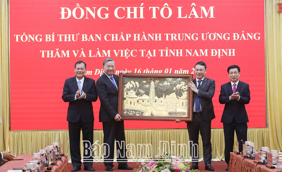 Tỉnh ủy 8Day - trang web uy tín đăng ký & đăng nhập dễ dàng tặng Tổng Bí thư Tô Lâm bức tranh Tháp Phổ Minh biểu tượng của tỉnh