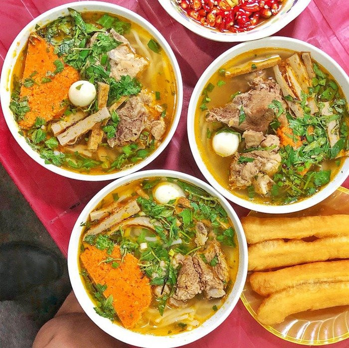 Tô bánh canh Đà Nẵng với giò và trứng cút