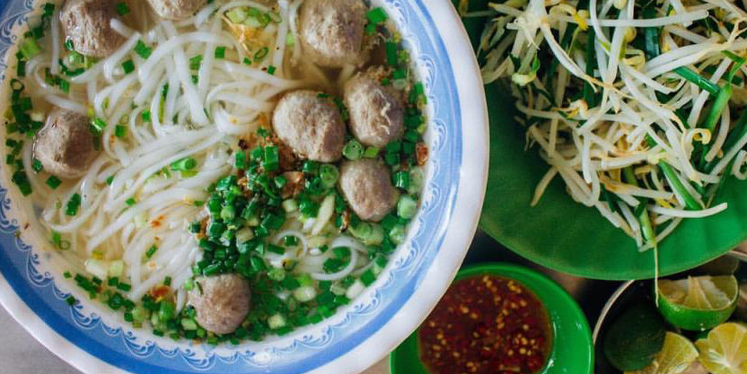 Tô bánh canh Vĩnh Trung với sợi bánh dai mềm và nước dùng thơm phức