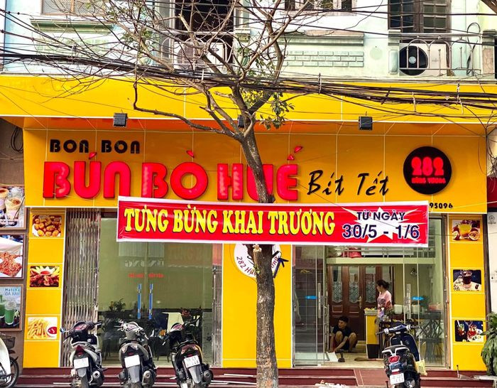 Tô bún bò Huế đầy đặn tại Bon Bon Quán, nổi bật với gân bò và chả cua hấp dẫn