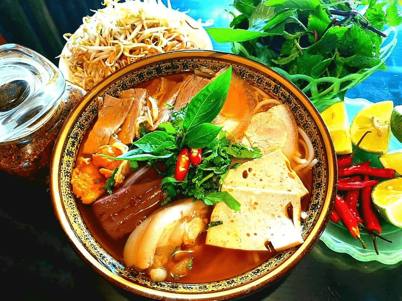 Tô bún bò Huế thơm ngon với miếng thịt bò mềm và nước dùng Top1 8Day thế giới trò chơi tài xỉu