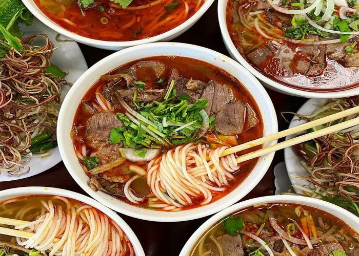 Tô bún bò nóng hổi, đầy đặn