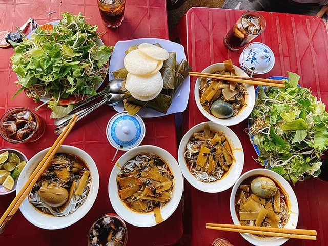 Tô bún cua thối Pleiku với đầy đủ các loại topping hấp dẫn