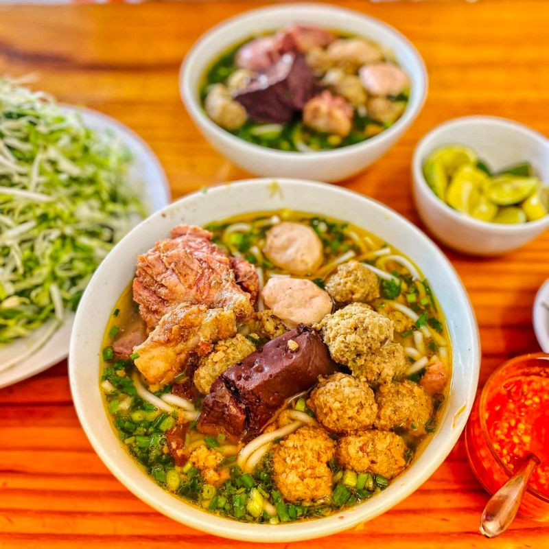 Tô bún riêu Bảo Lộc với đa dạng topping thơm ngon. ảnh: Địa Điểm Ăn Uống Bảo Lộc