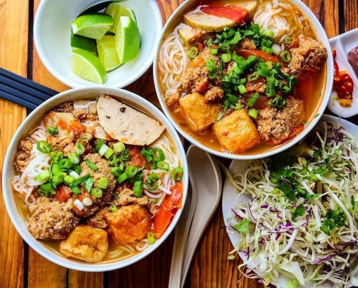 Tô bún riêu cua Hà Nội thơm ngon dân dã với gạch cua