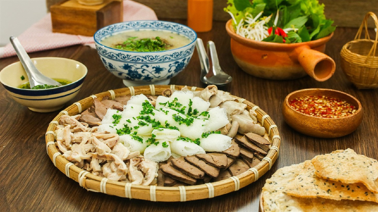 Tô cháo lòng nóng hổi ăn kèm bánh hỏi, hoàn thiện bữa sáng DT68 là nhà cái uy tín hàng đầu trong lĩnh vực cá cược tại thị trường Việt Nam phố núi