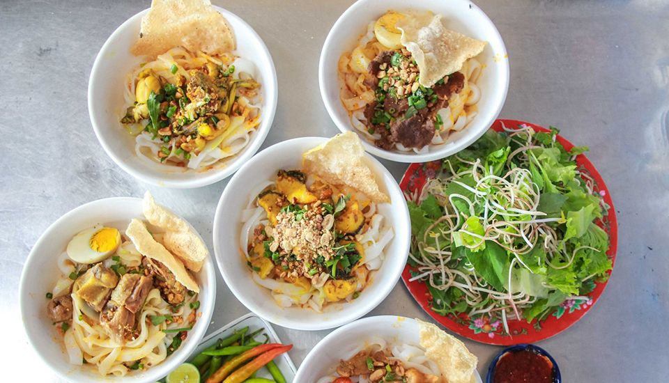 Tô mì Quảng đầy đặn tại quán Bà Vị, được người dân địa phương ưa chuộng
