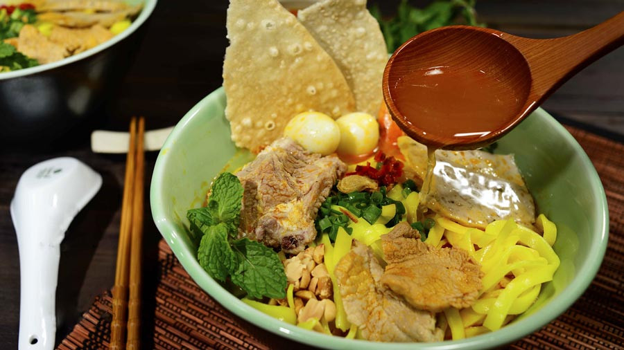 Tô Mì Quảng đầy đặn với các loại topping