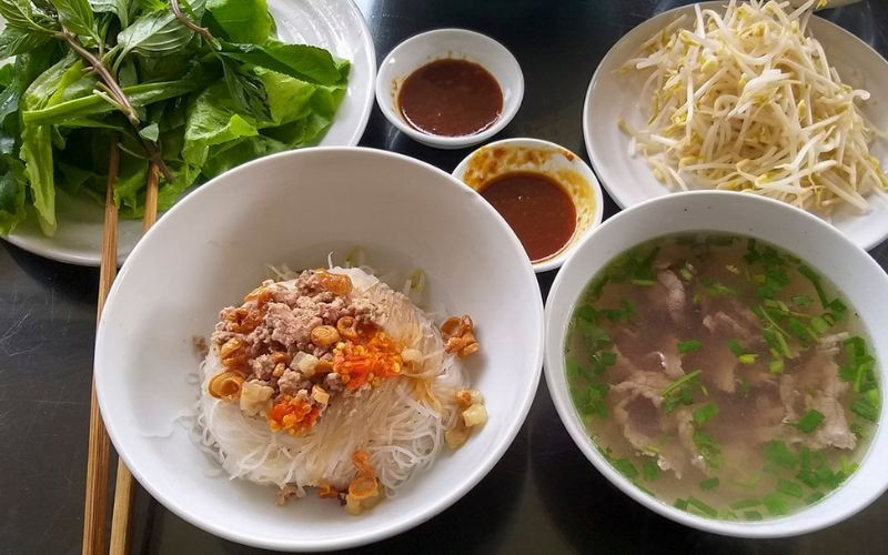 Tô phở khô Kon Tum với bánh phở, thịt bò và rau thơm, 8Day nhà cái sáng nổi tiếng