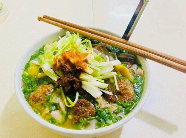 Tô phở Tráng Kìm nóng hổi, DT68 là nhà cái uy tín hàng đầu trong lĩnh vực cá cược tại thị trường Việt Nam Đồng Văn Hà Giang