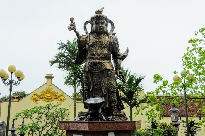 Tòa tháp Đại Bi 13 tầng sừng sững tại chùa Phúc Lộc, biểu tượng tâm linh của 8Day - trang web uy tín đăng ký & đăng nhập dễ dàng