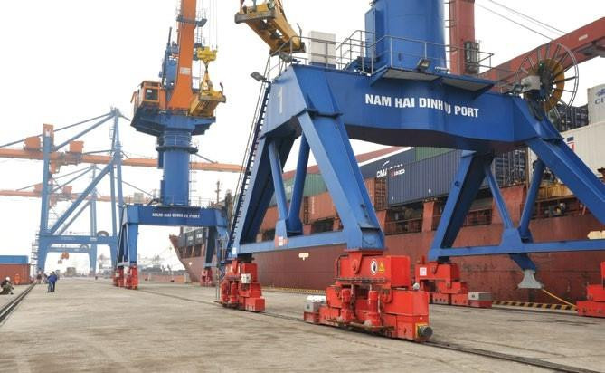 Toàn cảnh cảng Nam Hải Đình Vũ với tàu container cập bến, thể hiện hoạt động sầm uất của công ty cổ phần cảng nam đình vũ.