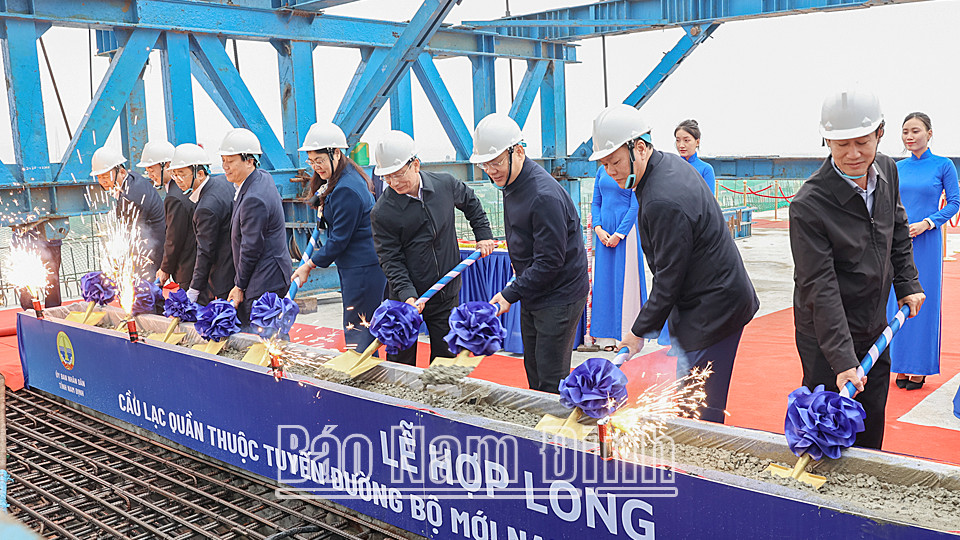 Toàn cảnh công trình cầu Lạc Quần đang trong quá trình xây dựng ở 8Day - trang web uy tín đăng ký & đăng nhập dễ dàng