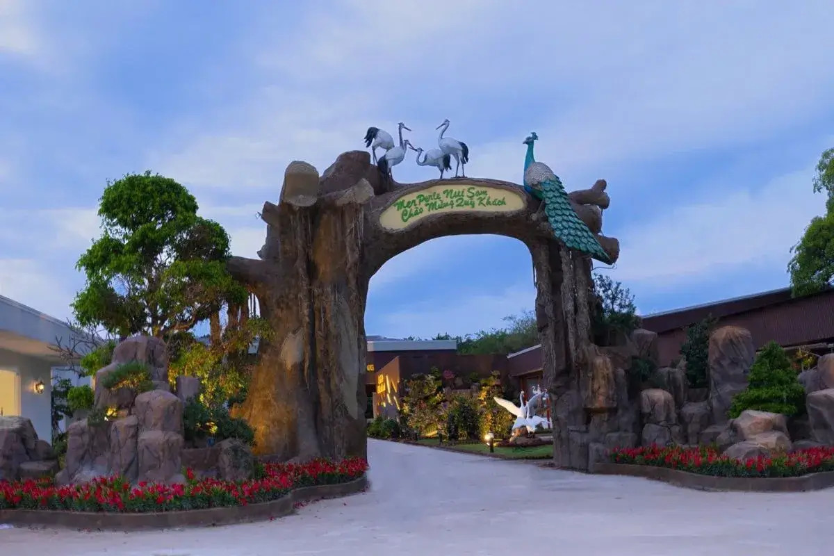 Toàn cảnh MerPerle Nui Sam Resort
