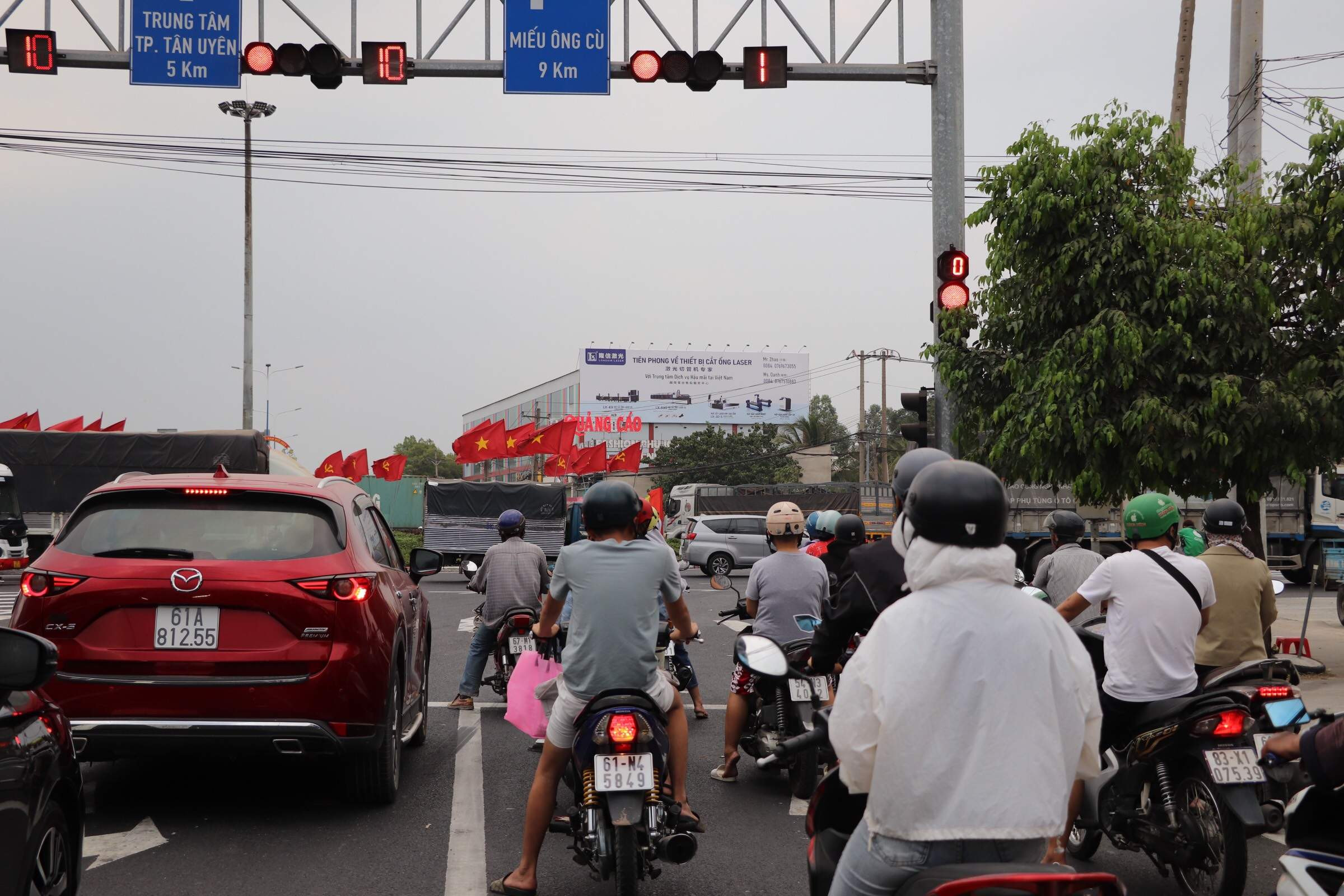Toàn cảnh một bảng quảng cáo lớn, tượng trưng cho sự hiện diện mạnh mẽ trên các cung đường mà xe khách Kim Hằng phục vụ
