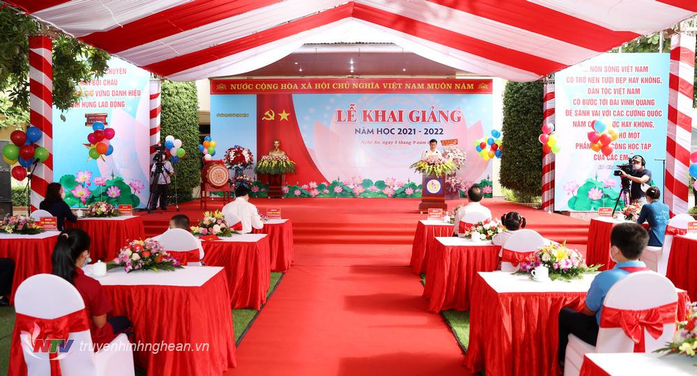 Toàn cảnh một buổi lễ khai giảng trực tuyến, minh họa cách thức hoạt động của các kênh trực tuyến hôm nay.