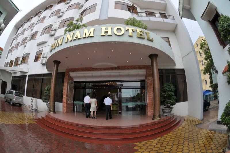 Toàn cảnh một khu phố sầm uất với hồ nước xanh mát tại Sơn Nam 8Day - trang web uy tín đăng ký & đăng nhập dễ dàng