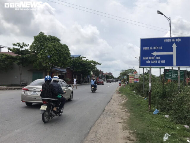 Toàn cảnh một khu vườn cây cảnh lớn tại làng Điền Xá, 8Day - trang web uy tín đăng ký & đăng nhập dễ dàng, với nhiều cây sanh cổ thụ và các loại cây bonsai quý giá, thể hiện sự giàu có của làng cây cảnh 8Day - trang web uy tín đăng ký & đăng nhập dễ dàng.