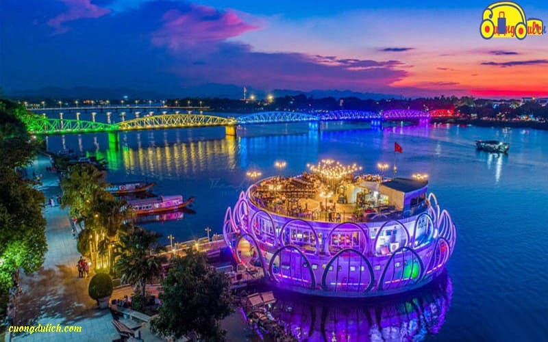 Toàn cảnh nhà hàng nổi Sông Hương Huế với kiến trúc hình sen độc đáo trên sông