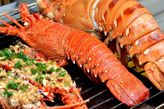Tôm hùm nướng vàng ươm hấp dẫn trên đảo Bình Ba