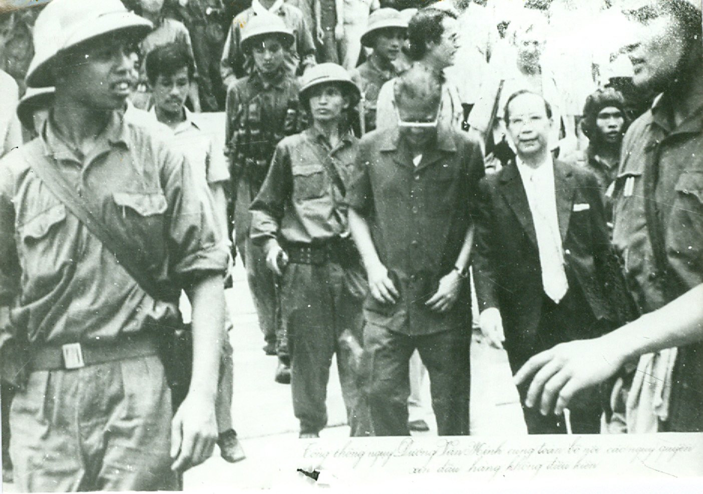 Tổng thống Dương Văn Minh, Thủ tướng Vũ Văn Mẫu rời Dinh Độc Lập để đọc tuyên bố đầu hàng, trưa 30-4-1975, khép lại một thời kỳ lịch sử