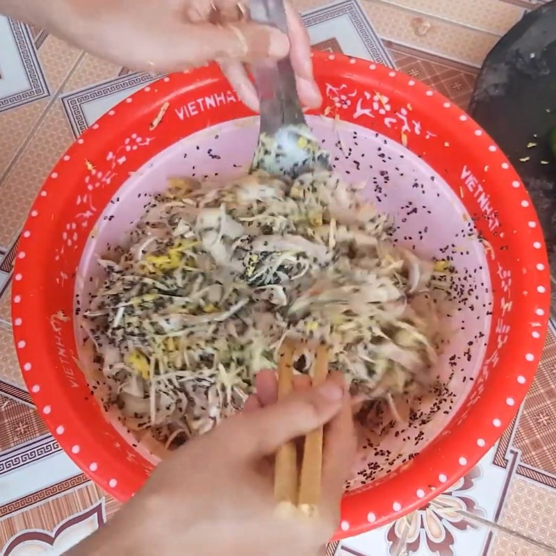 Trộn đều tai heo cùng riềng, xoài và các gia vị để làm chạo