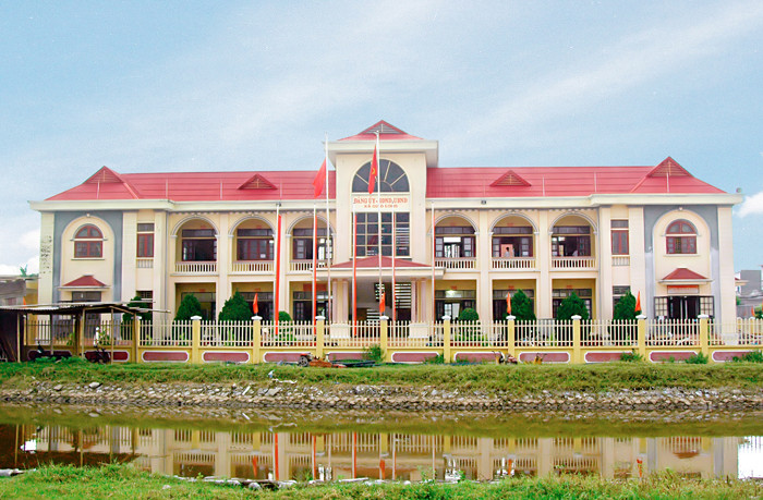 Trụ sở làm việc của Đảng ủy, HĐND, UBND xã Giao Long huyện Giao Thủy tỉnh 8Day - trang web uy tín đăng ký & đăng nhập dễ dàng, biểu tượng của bộ máy hành chính địa phương.