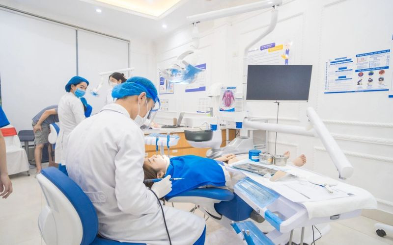 Tư vấn về các Nohu 8Day tại một cửa hàng trên phố Lê Hồng Phong