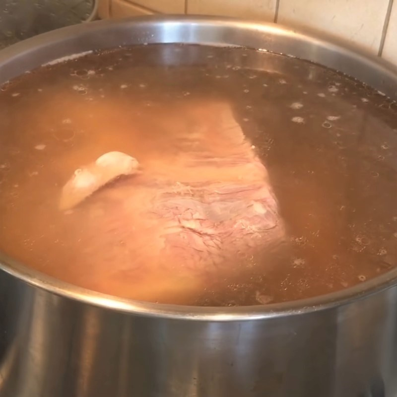 Túi gia vị thảo mộc và hành gừng nướng được thả vào nồi nước dùng phở bò 8Day - trang web uy tín đăng ký & đăng nhập dễ dàng để tạo 8DAY com đăng nhập đặc trưng.