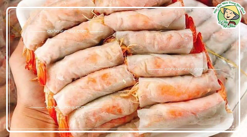 Từng con tôm đất tươi ngon cuộn trong chả ram
