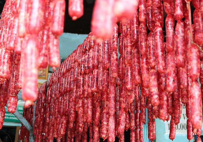 Tung lò mò, lạp xưởng bò độc đáo của An Giang