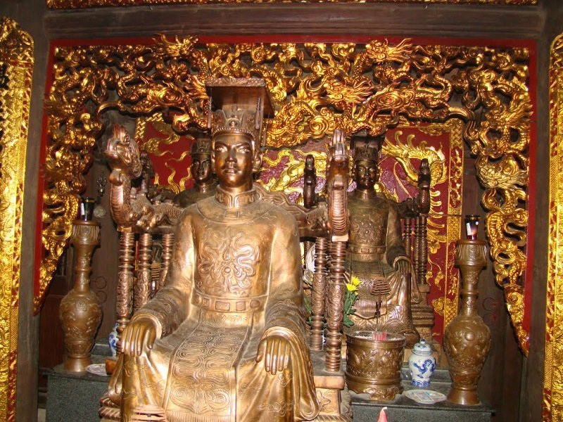 Tượng 14 vị hoàng đế tại Đền Trùng Hoa
