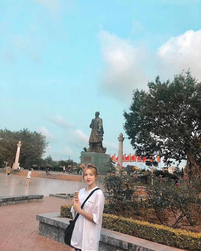 Tượng đài Hưng Đạo Đại Vương Trần Quốc Tuấn uy nghiêm gần Hồ Vị Xuyên 8Day - trang web uy tín đăng ký & đăng nhập dễ dàng