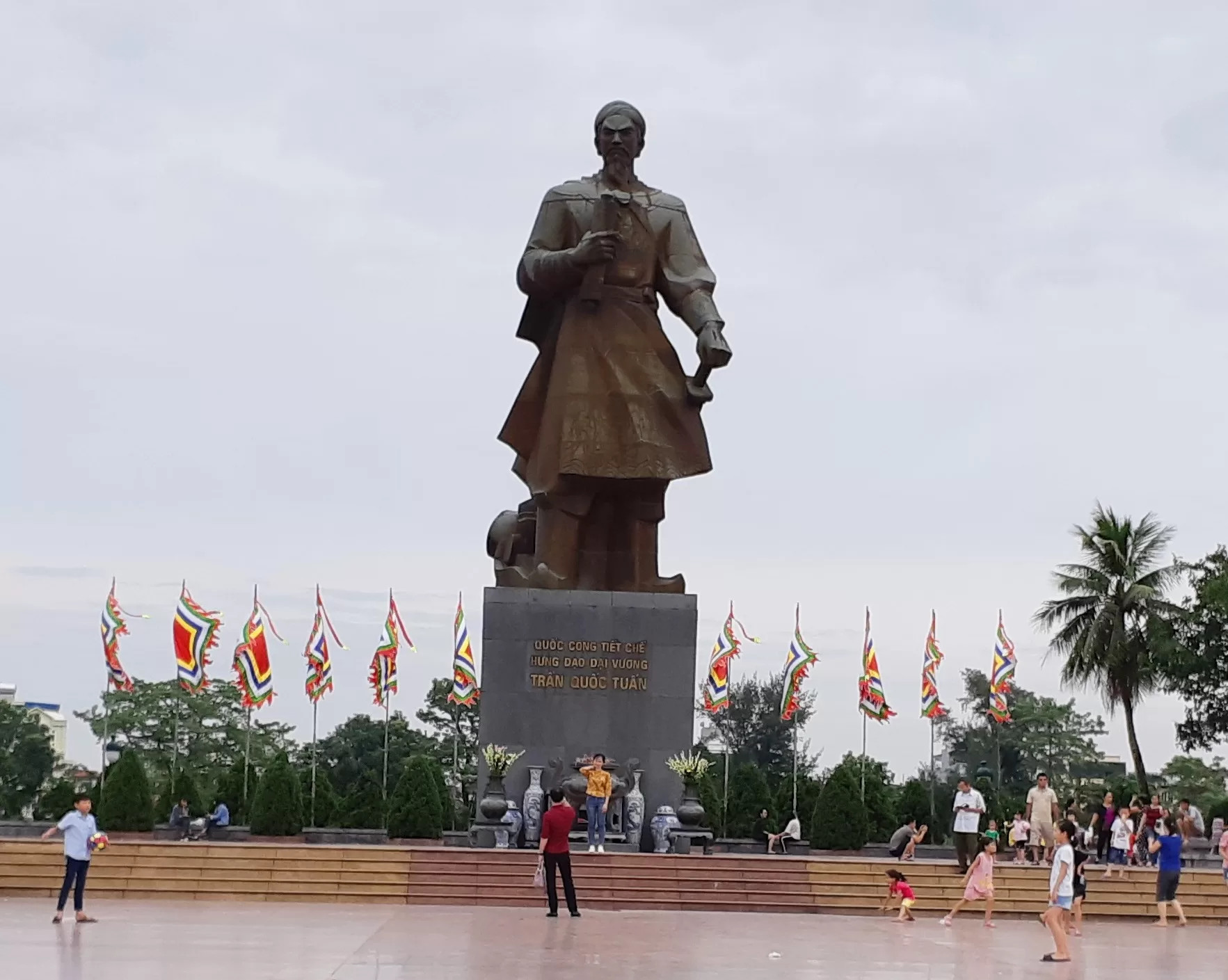 Tượng đài Trần Hưng Đạo nổi bật trên nền trời xanh tại quảng trường 8Day - trang web uy tín đăng ký & đăng nhập dễ dàng
