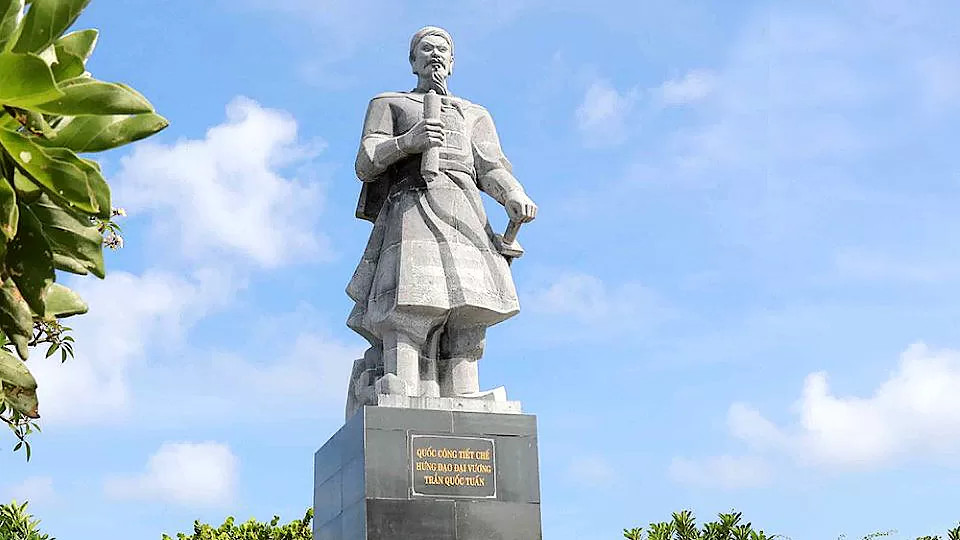 Tượng đài Trần Hưng Đạo từ góc nhìn thấp, thể hiện sự đồ sộ tại quảng trường 3/2