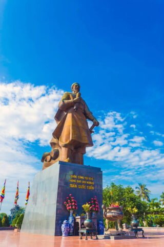 Tượng đài Trần Hưng Đạo uy nghiêm giữa lòng quảng trường 3/2 8Day - trang web uy tín đăng ký & đăng nhập dễ dàng