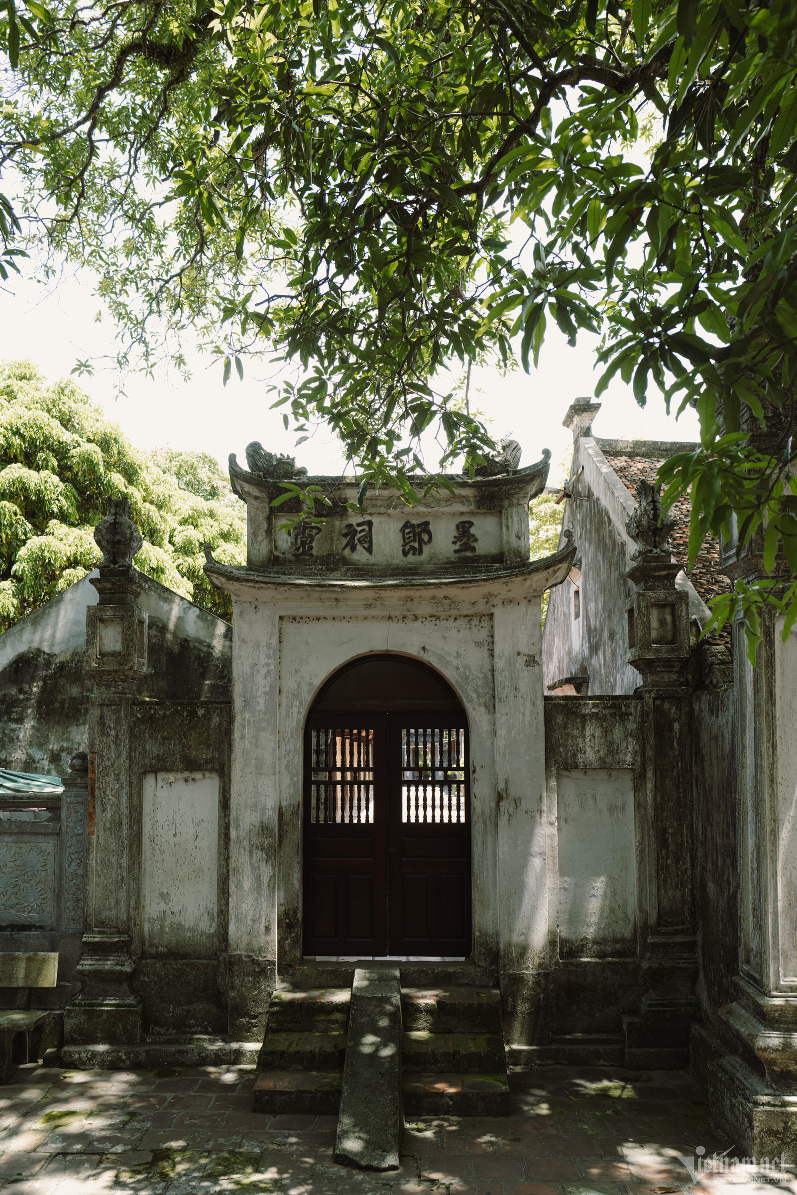 Tượng Phật uy nghiêm trong một điện thờ tại chùa Phổ Minh