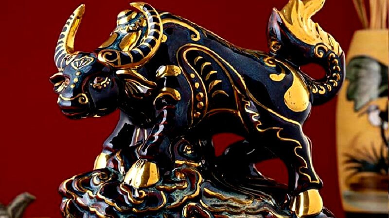 Tượng trâu vàng - linh vật phong thủy may mắn cho tuổi Đinh Sửu.