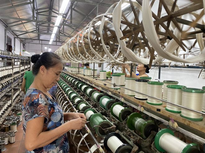 Ứng dụng công nghệ se tơ hiện đại trong sản xuất lụa Cổ Chất