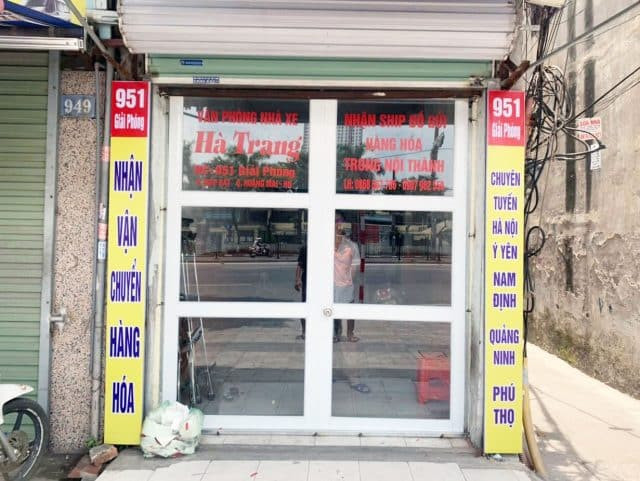 Văn phòng của bán vé và giao nhận hàng hóa của nhà xe Hà Trang tại đường Giải Phóng, Hà Nội