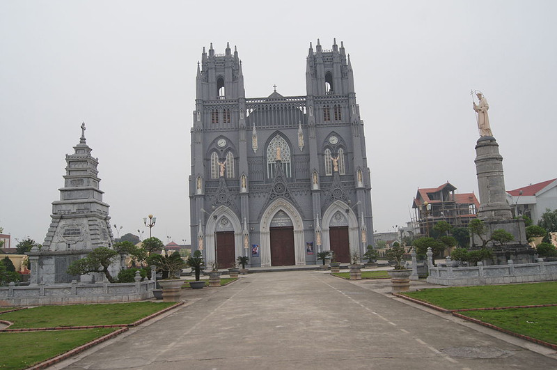 Vương Cung Thánh Đường Phú Nhai với kiến trúc Gothic tráng lệ và hai tháp chuông
