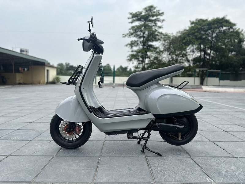 Xe điện Milan 2 Espero cũ màu xám xi măng, bền bỉ theo thời gian