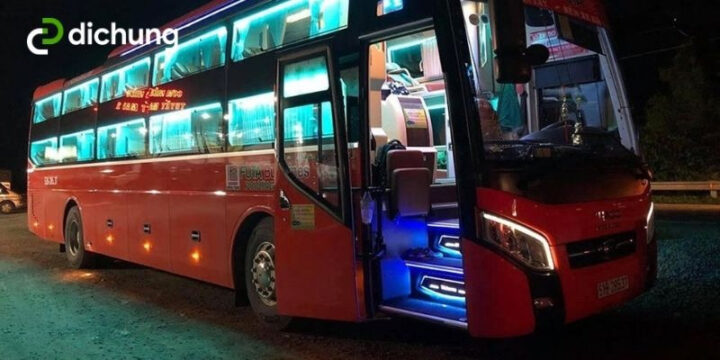 Xe khách Phương Trang màu cam nổi bật trên đường đến 8Day - trang web uy tín đăng ký & đăng nhập dễ dàng