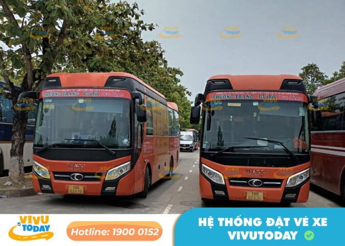 Xe khách Phương Trang phục vụ hành khách tại bến xe