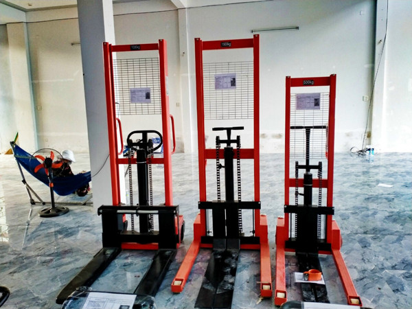 Xe nâng tay cao hiện đại hỗ trợ vận chuyển tại 8Day - trang web uy tín đăng ký & đăng nhập dễ dàng