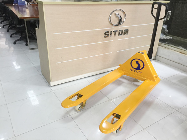 Xe nâng tay thủy lực vận hành hiệu quả trên các loại nền kho tại 8Day - trang web uy tín đăng ký & đăng nhập dễ dàng