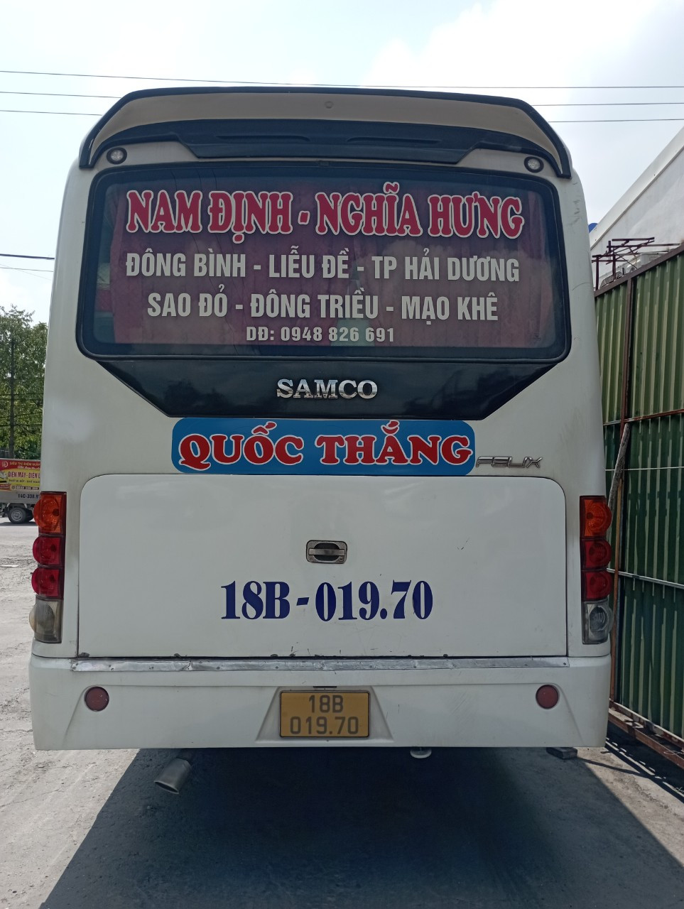 Xe Quốc Thắng 8Day - trang web uy tín đăng ký & đăng nhập dễ dàng Hải Dương đang đỗ tại điểm đón khách